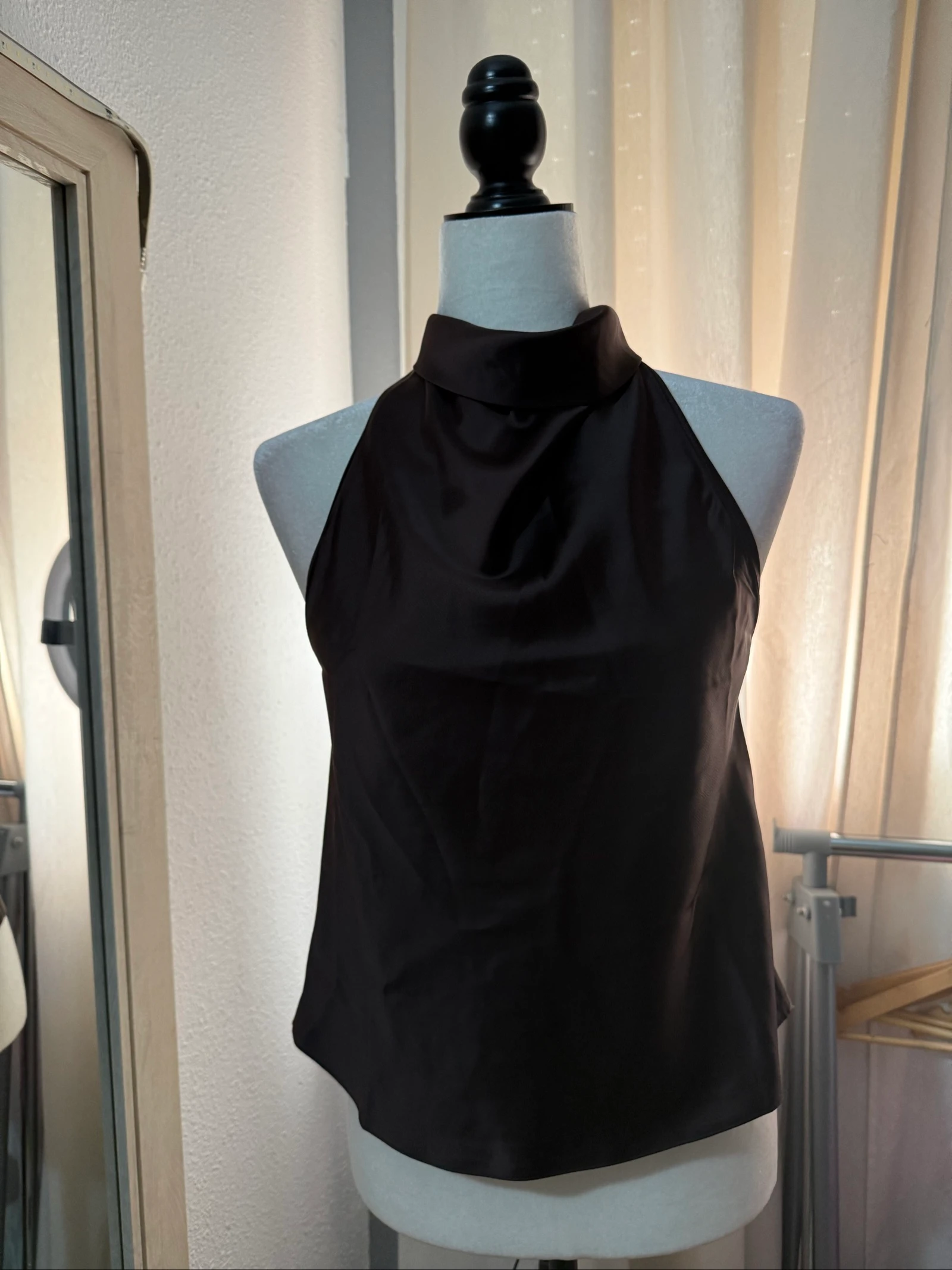 Blusa con cuello halter marrón satinado 